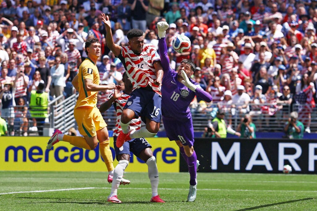 
Matt Turner turns ball into his own net in USA vs Australia