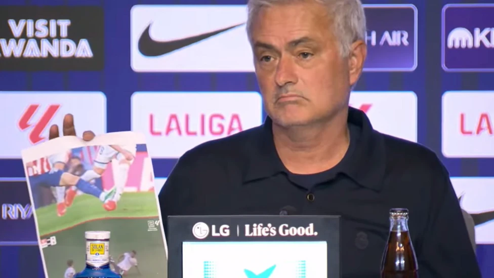 Mourinho's reaction to Madrid Derby match officials
