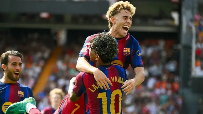 Barcelona cruise past Valencia